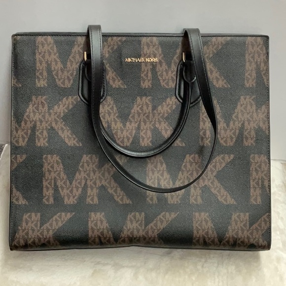 Michael Kors Handbags - Michael Kors ‘Everly’ XL Satchel